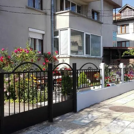 Stoyanovi Πανσιόν 3*